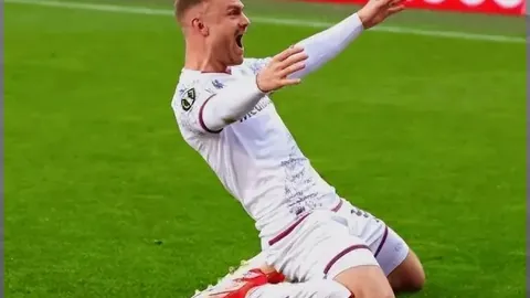 国足进攻不畅，韦世豪禁区内不慎滑过空门！