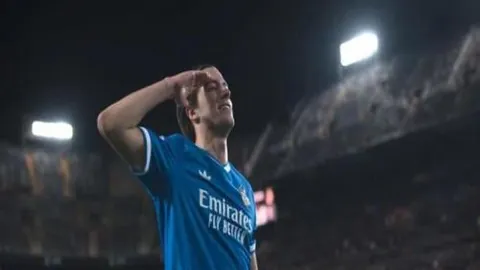 甘锐掌舵，亚冠烽火燃情：教练激励全力奋战，韦世豪勇闯险境！